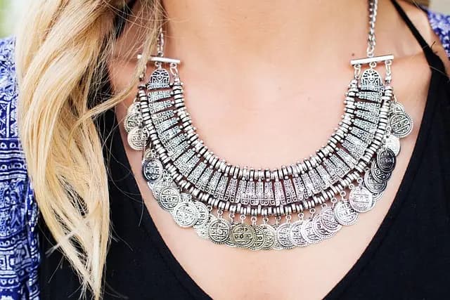 Comment accessoiriser une tenue pour un style réussi