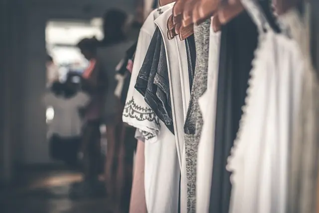 Comment créer une garde-robe capsule pour un style intemporel