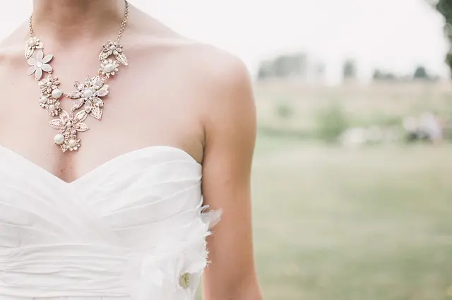 Comment choisir le bon look de soirée pour briller