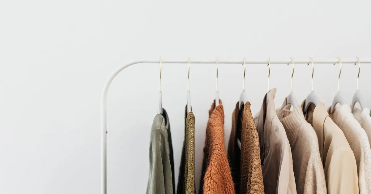 10 conseils pour créer une garde-robe capsule féminine